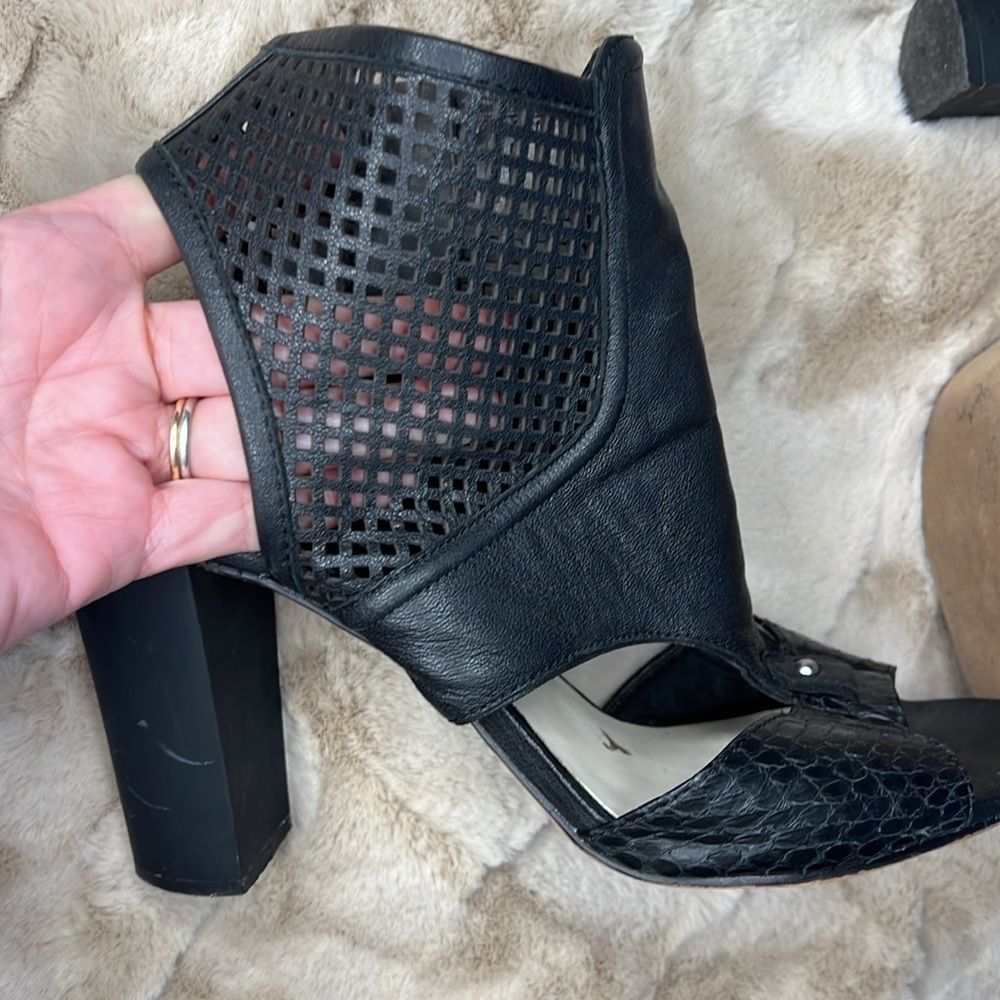 🕶️Dolce Vita Cage Perforated Leather Heel Sandal 10 black snakeskin detail - Picture 7 of 8